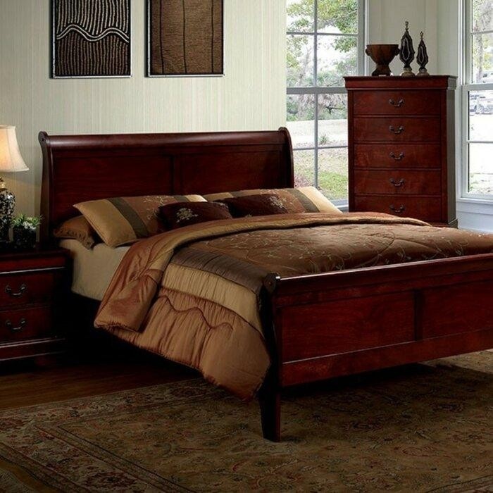 Традиционная кровать из темно-коричневого дерева.jpeg
