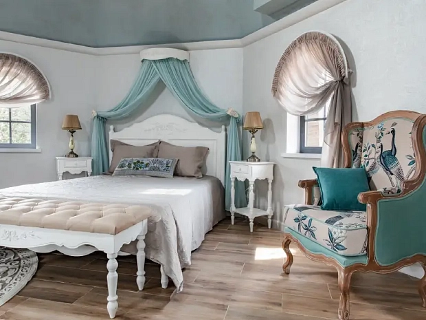 Изысканная спальня в загородной резиденции с бирюзовыми акцентами