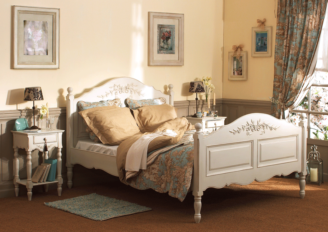 Светлая спальня с голубыми акцентами