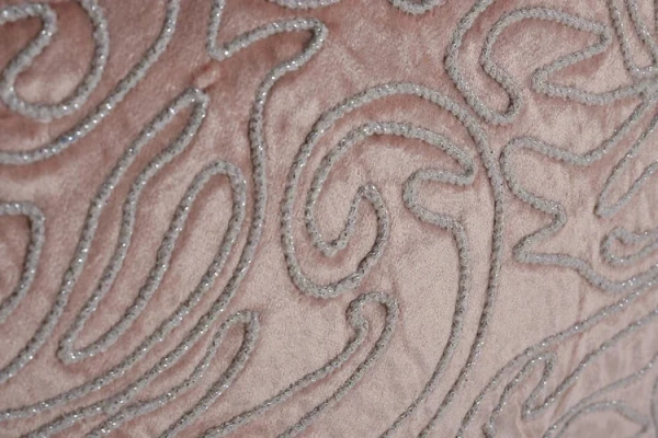 Подушка с ажурным декором св.розовая 45х45см