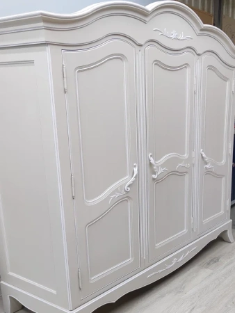 Шкаф трехстворчатый распашной Авиньон светлый