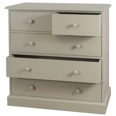 Комод бежевый Брюгге с приоткрытыми ящиками