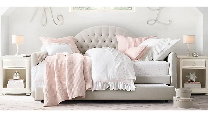 Убираем пятна с мягкой обивки.